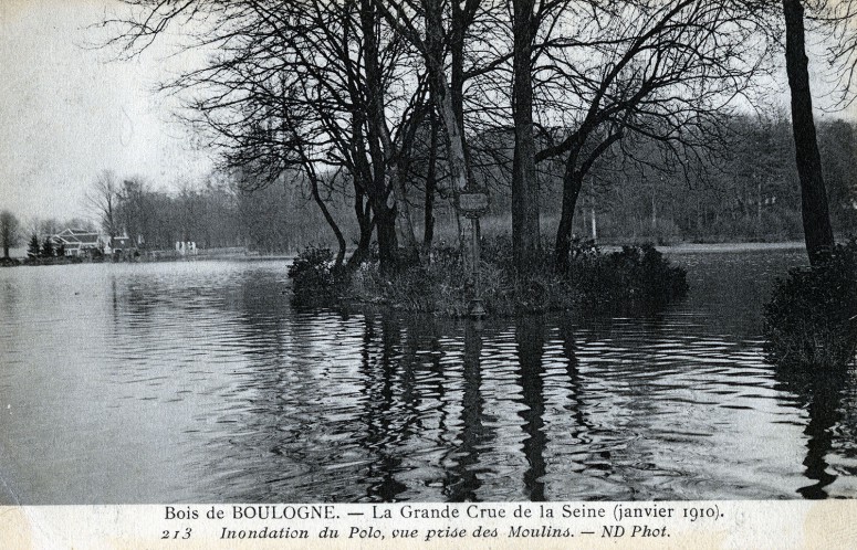 Bois de Boulogne - La Grande Crue de la Seine (janvier 1910) Inondation du Polo, vue prise des Moulins