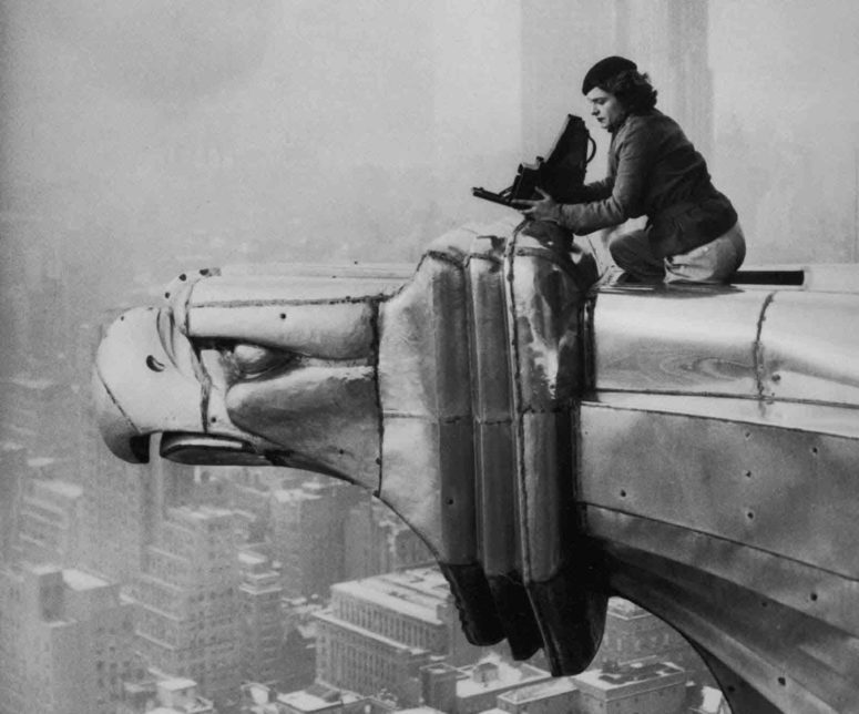 Le très célèbre cliché de la photographe et reporter américaine Margaret Bourke-White sur le Chrysler Building en 1935. Une Graflex aussi, mais plus grosse, une 4x5".