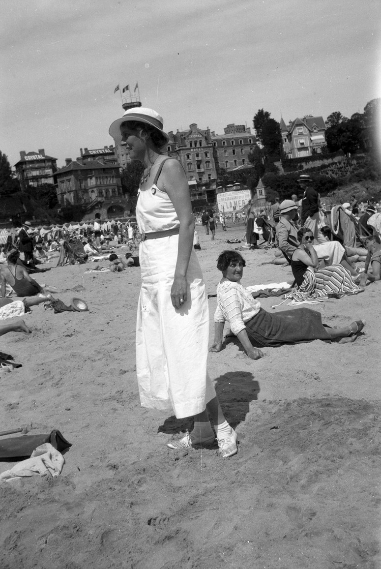 Sur la plage de Dinard, années 30