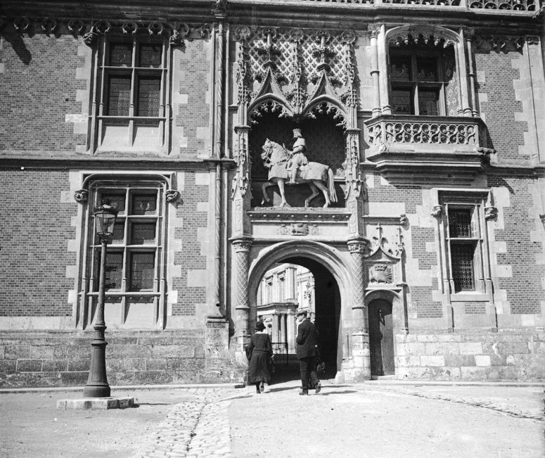 Château de Blois, porte façade Louis XII et statue du Roi