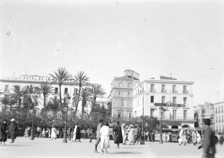 Place du gouvernement, l'Hôtel de la Régence et le Café Apollon