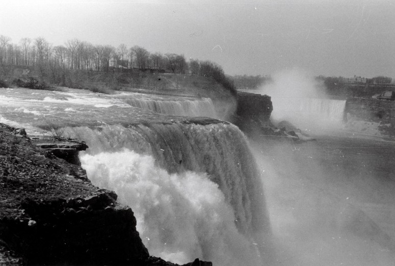 Les chutes du Niagara (rive amériaine) 14 avril 1968