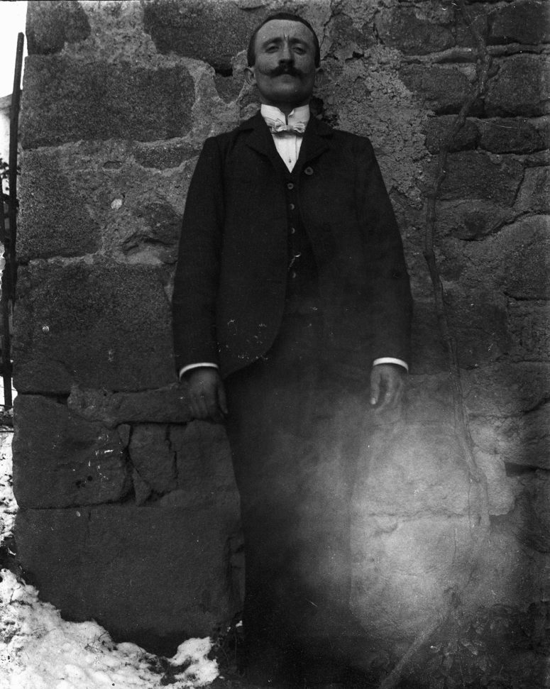 Moustachu en pose de fusillé