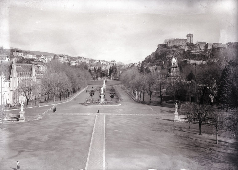 Lourdes, l'allée qui mène à la basilique et le château