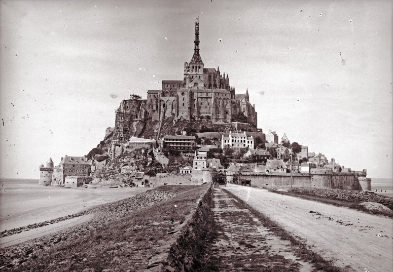 Le Mont Saint-Michel - vue générale, la flèche en travaux et l'Archange déjà installé.