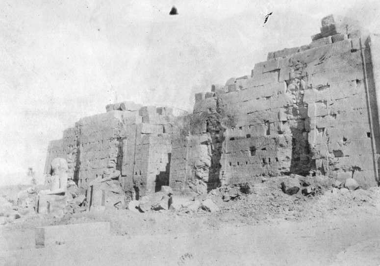 Colosses assis devant le VIIIe pylône, temple de Karnak