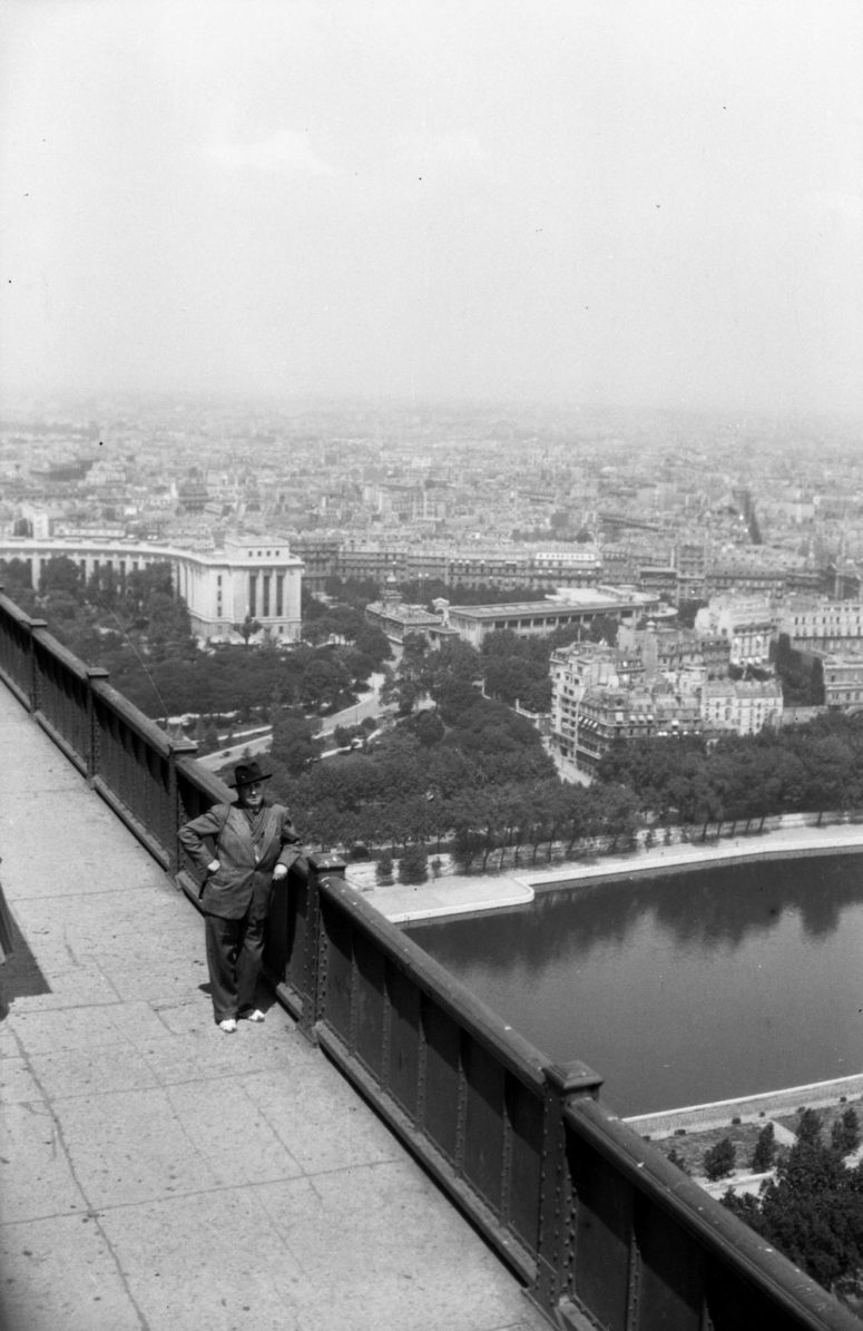 Sur la plateforme de la Tour Eiffel, vue sur le Palais de Chaillot