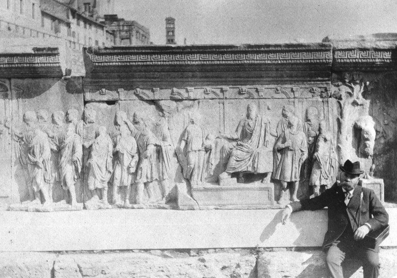 les plutei de Trajan, bas-relief qui sera installé dans la Curie Julia dans les années 30