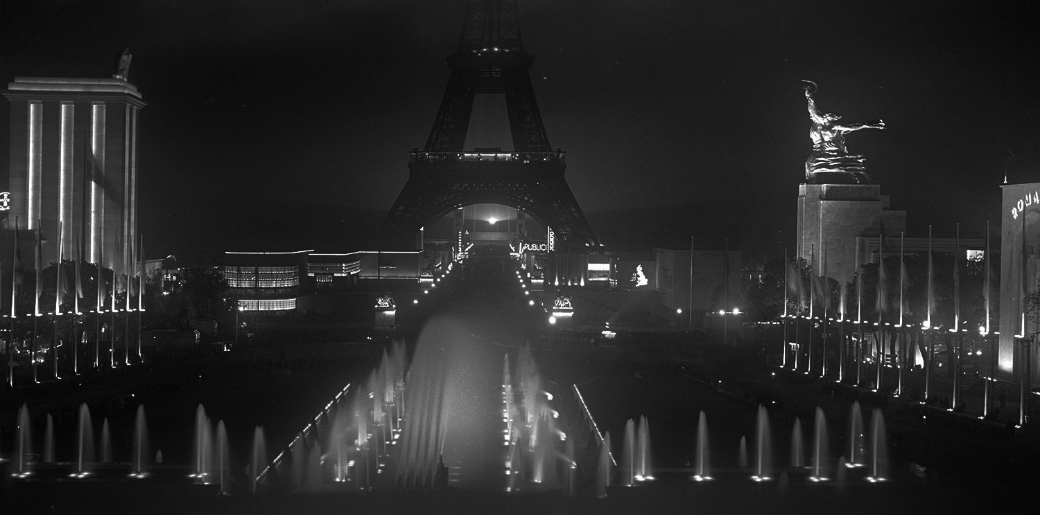 Exposition universelle de 1937, vue de nuit.  Vous connaissez l'Histoire...