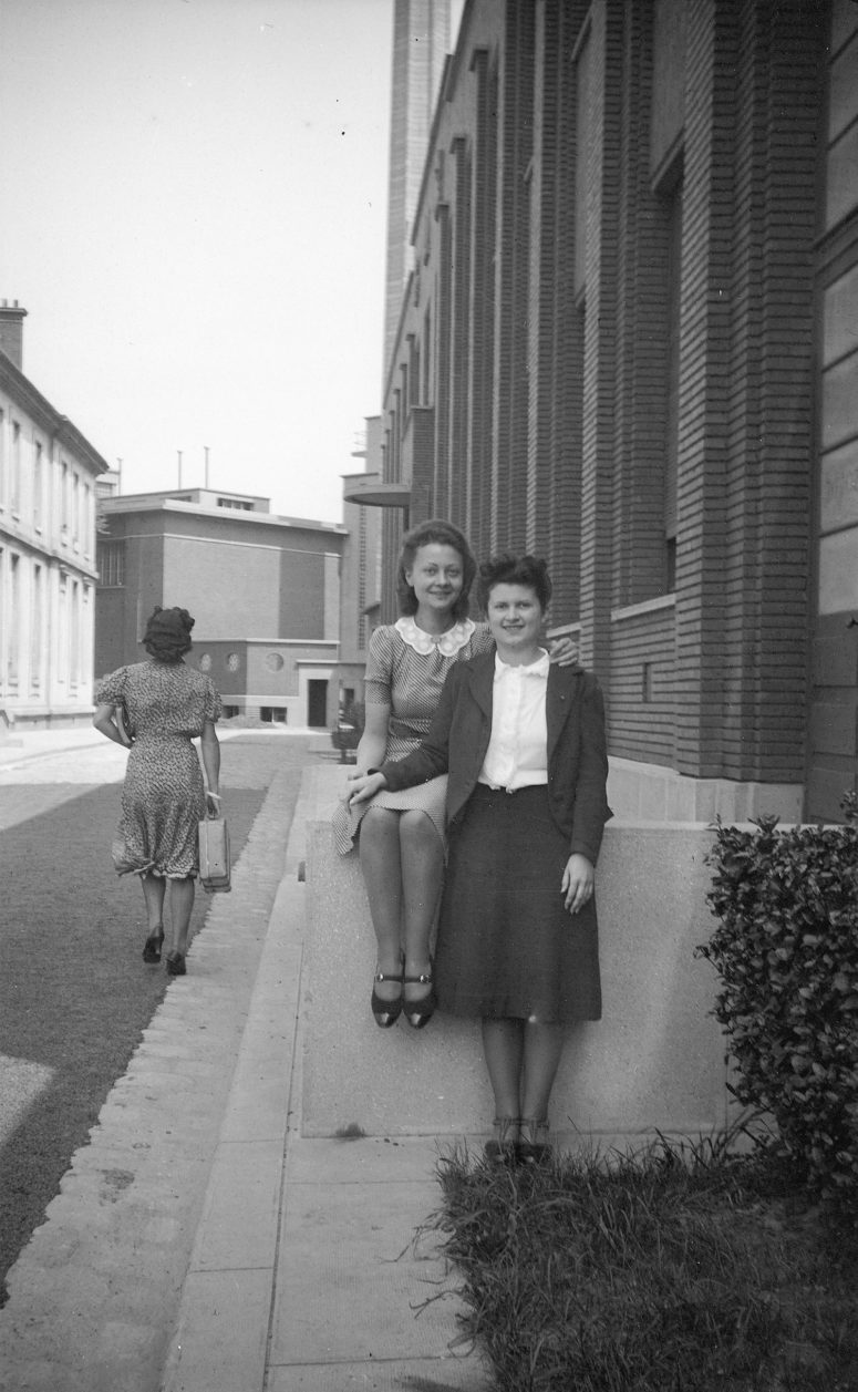 Jeunes femmes dans la rue, années 40