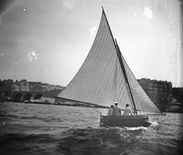 petit voilier au large de Marseille