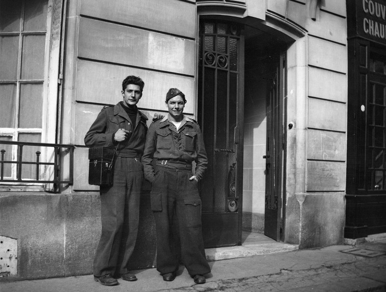 Deux jeunes hommes dans la rue, années 40
