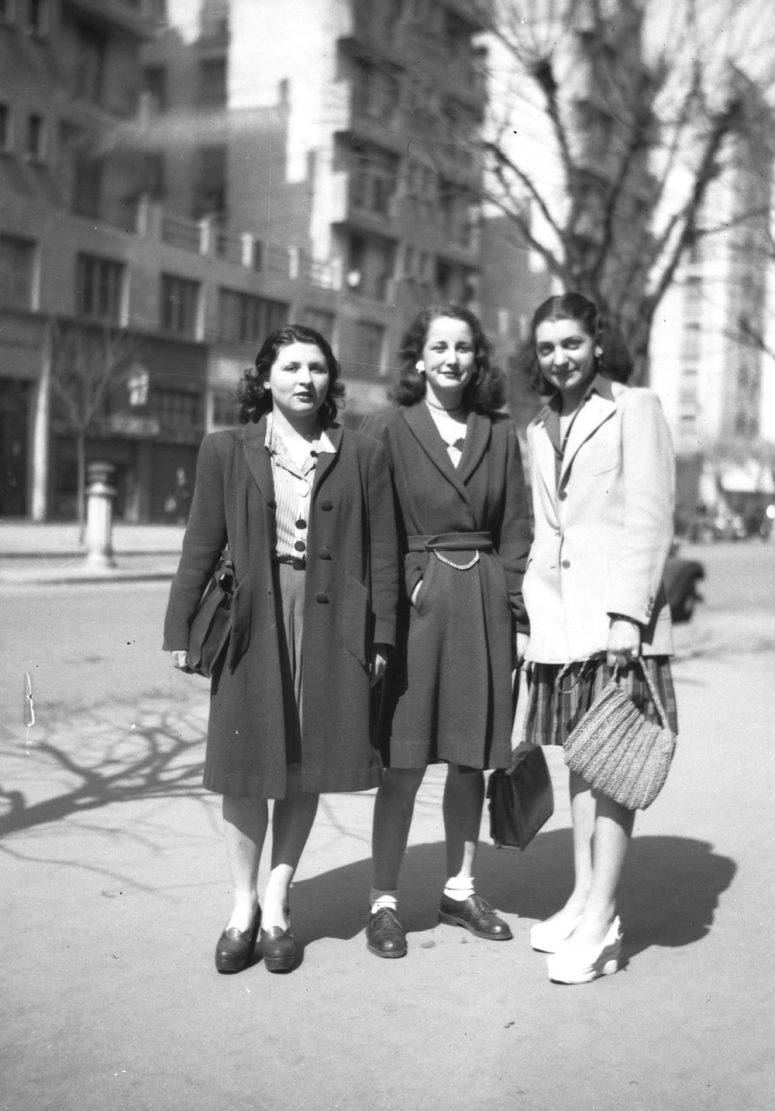Trois jeunes femmes à la mode, années 40