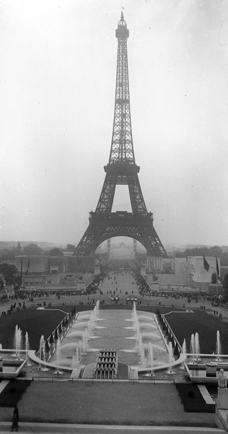 Les bassins du Trocadéro et la Tour Eiffel