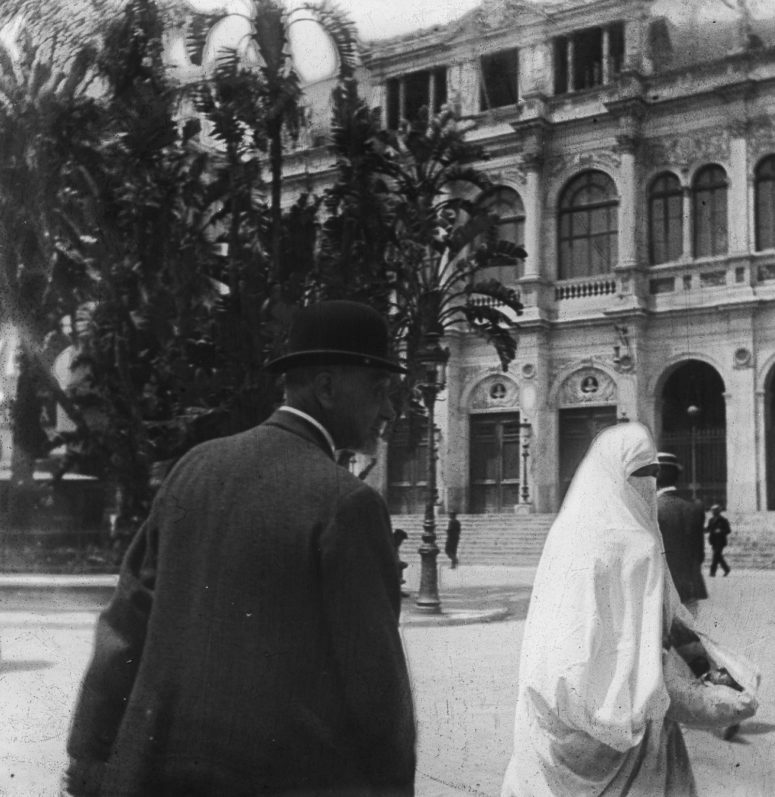 Tunis - Théâtre et femme juive