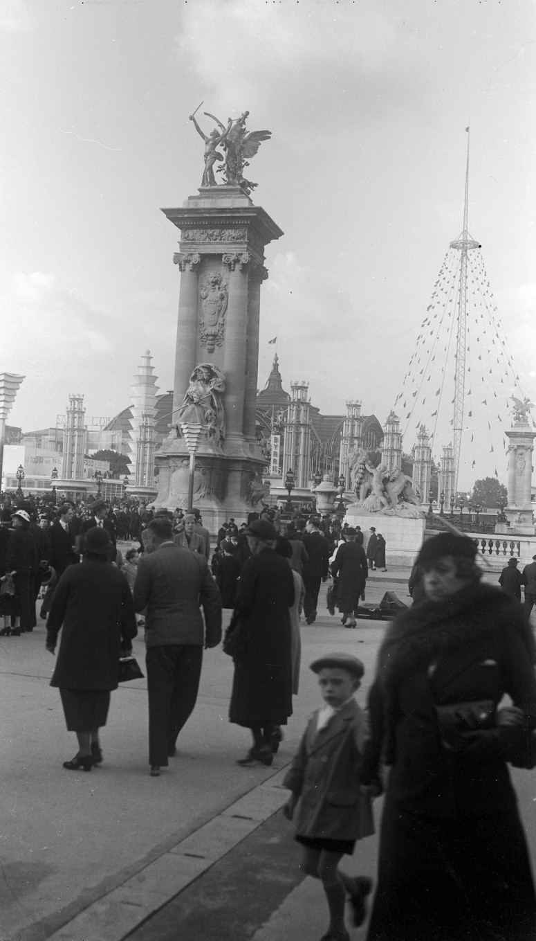 Un pylône du Pont Alexandre III et le Grand Palais dans la perspective.