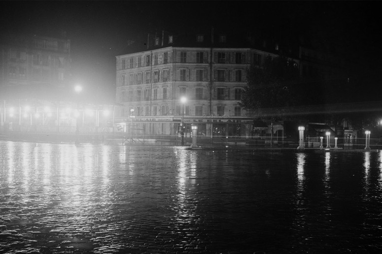 Paris la nuit, les pavés sous la pluie et l'entrée du métro