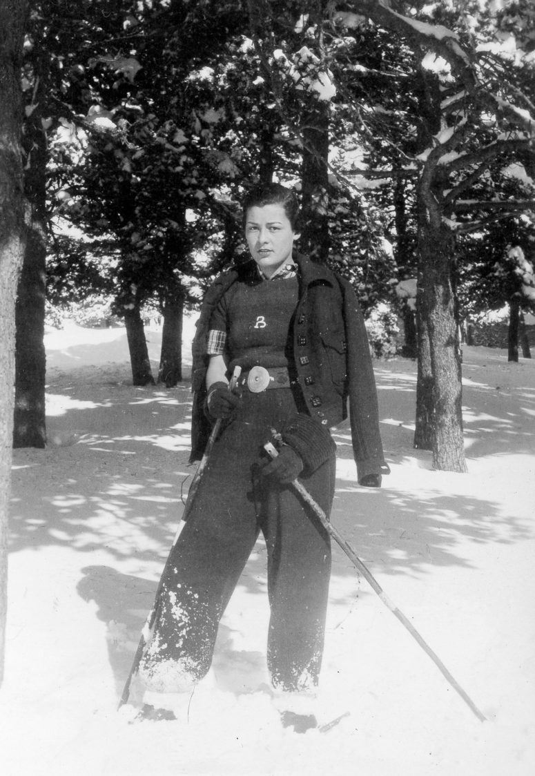Les dernières tendances chics et sportives de l'hiver 1938-1939, présentées par Mademoiselle B.
