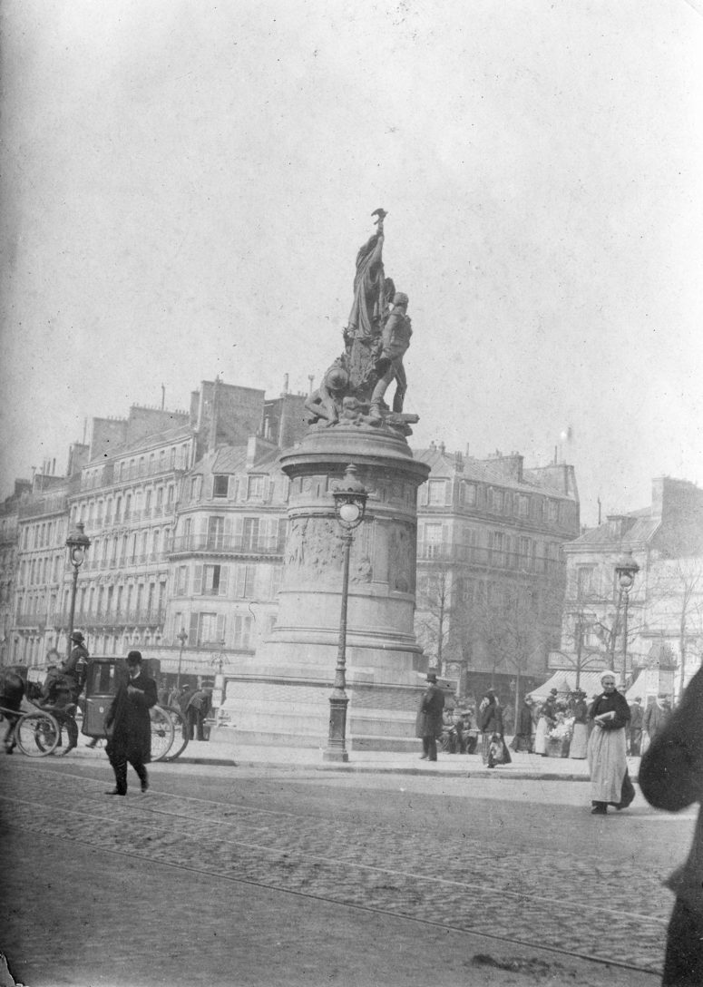 Place de Clichy, Paris, début du 20e siècle.  Piétons, ne tentez pas la même chose aujourd'hui.