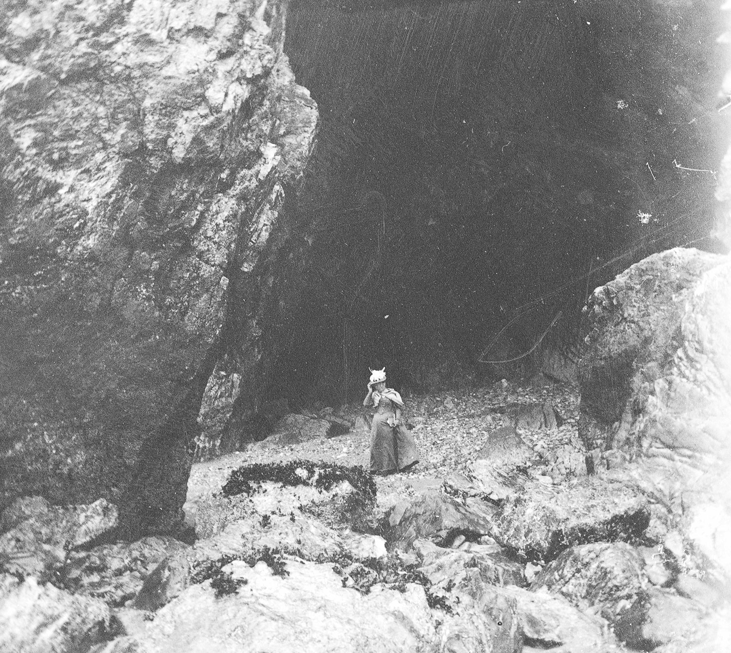 Exploit : la grande spéléologue Colette Dupoitrail lors de sa sortie triomphale de la grotte reliant Rodez à Perros-Guirrec.