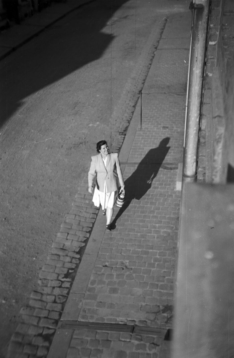 Par ma fenêtre : la joyeuse femme qui passait dans la rue