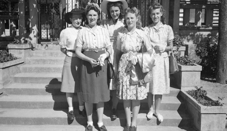 Mode des années 1940, groupe de jeunes femmes à coiffures crantées