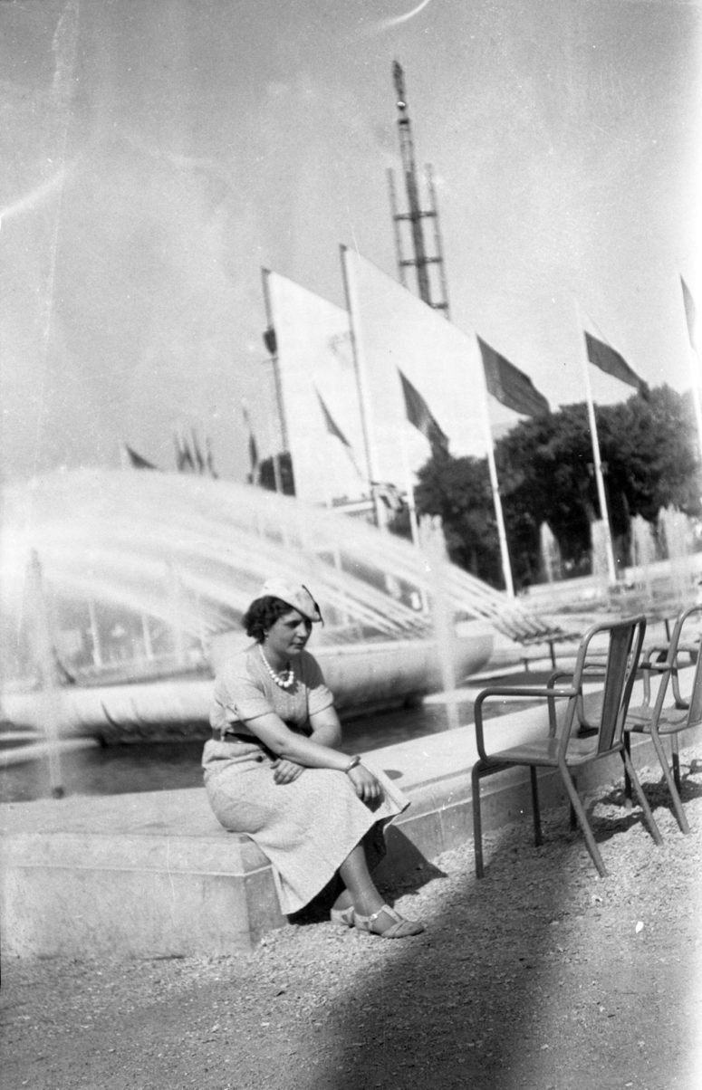 Exposition internationale 1937, devant le pavillon de la Norvège