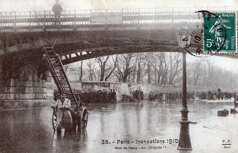 Paris - inondations 1910 Quai de Passy - Un intrépide !!