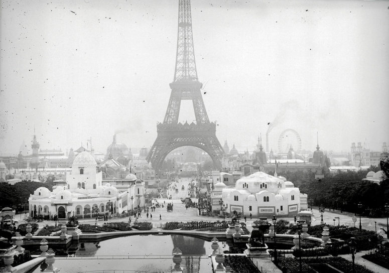 Vue prise du Trocadéro [les Pavillons de l'Algérie à droite et à gauche, la Tour Eiffel et la perspective du Champ de Mars se terminant par le Palais de l'Électricité]