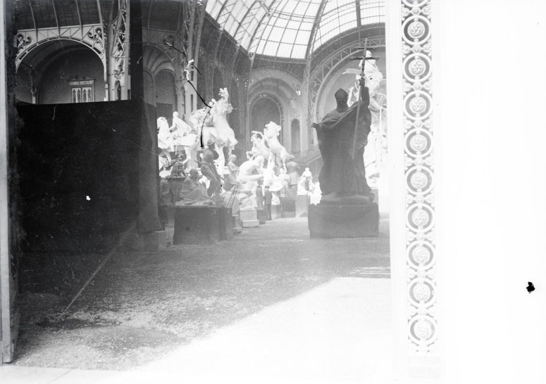 Intérieur du Grand Palais [exposition de peintures et sculptures]