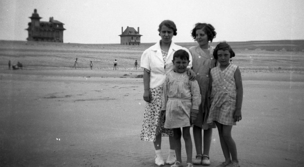 La chèvre, le vélo, et la maison au bord de la mer…