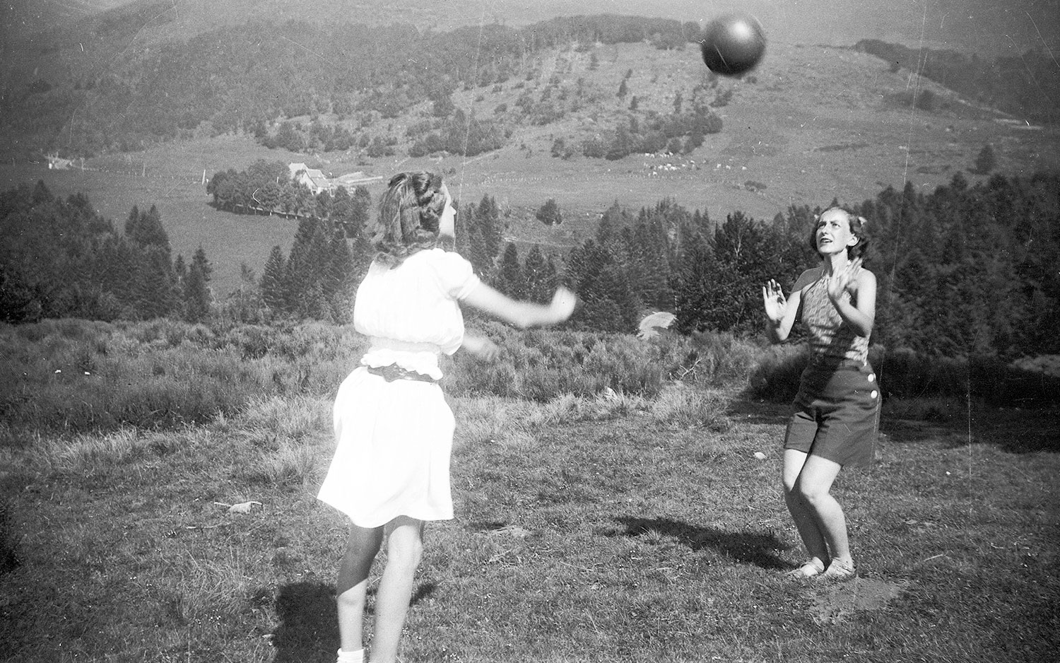Jeunes filles jouant avec un ballon
