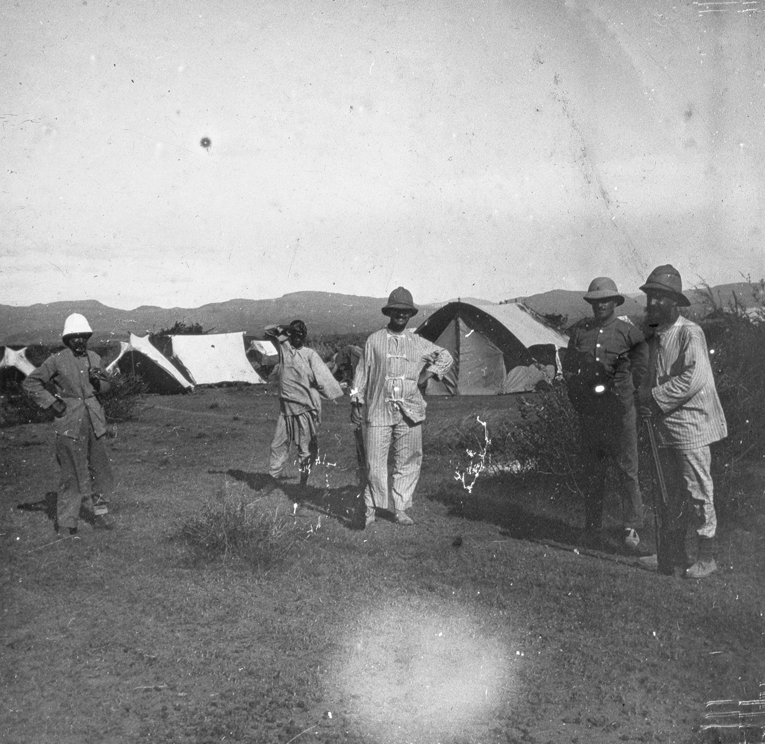 S. et des amis Leur campement .. désert Danakil Mai 1911