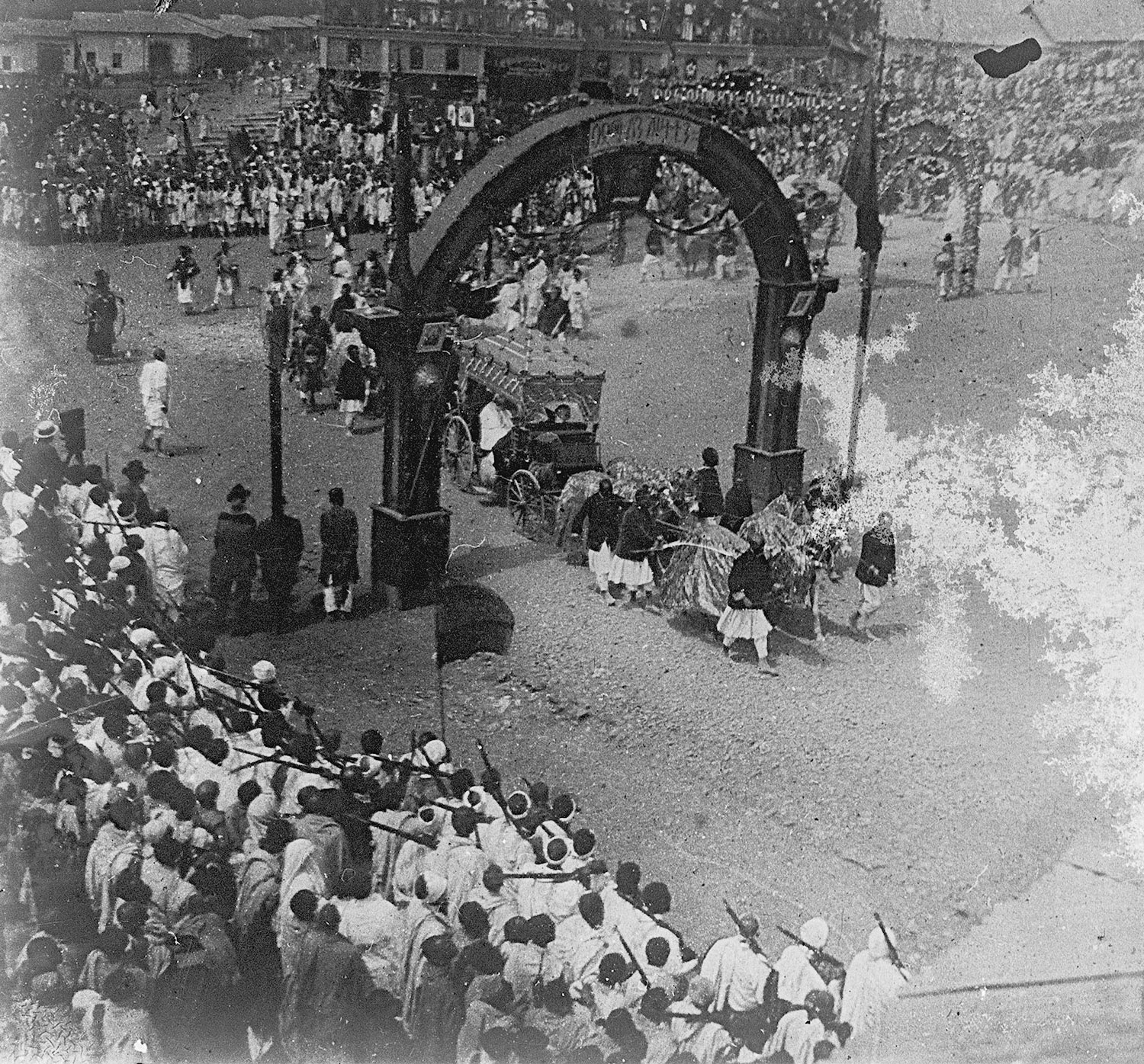 Couronnement char des dames d'honeur 12 février 1917