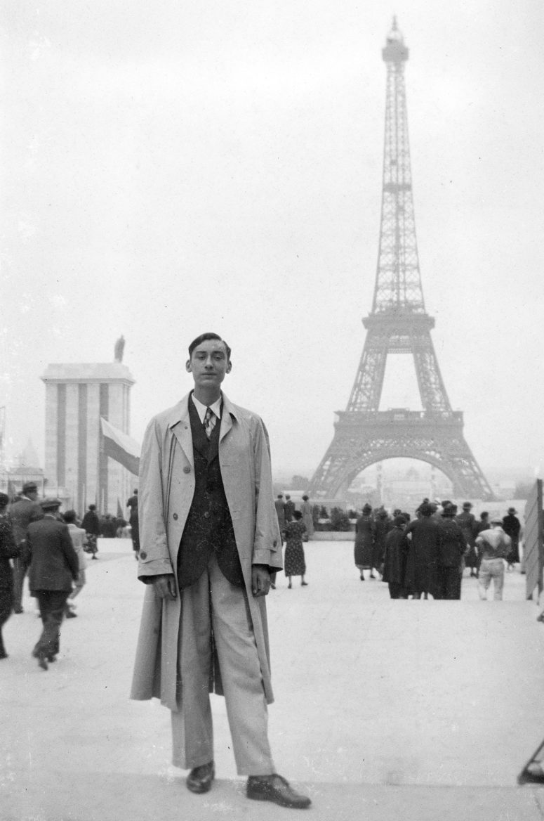 À l'Exposition, Paris, 1937