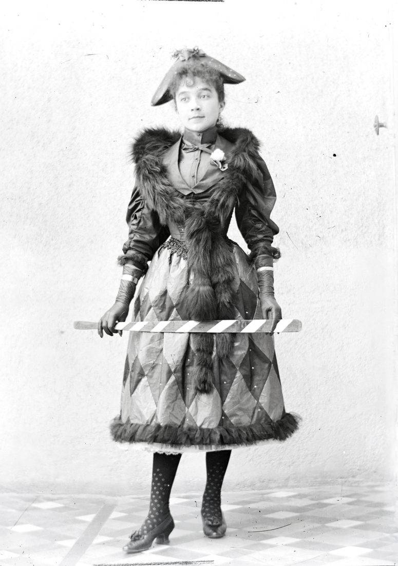 Jeune femme en costume d'Arlequin, vers 1900