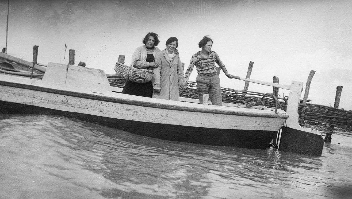 Jeunes femmes dans un bateau