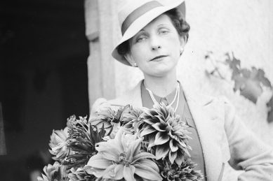femme avec un bouquet de dahlias 1937
