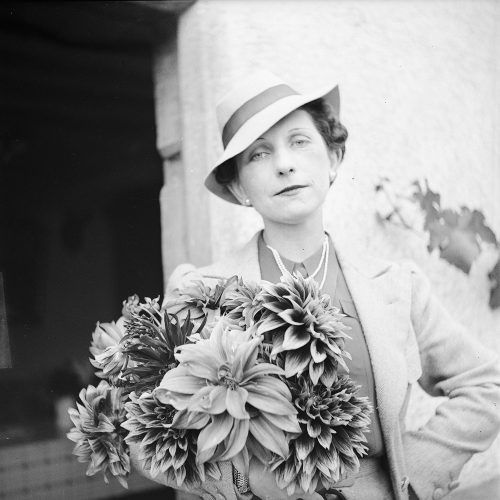 femme avec un bouquet de dahlias 1937