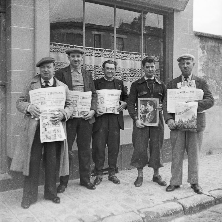 Sympathisants, militants, tenant la couvertures de journaux pro-soviétiques. Si vous retrouvez la date et l'événement... 