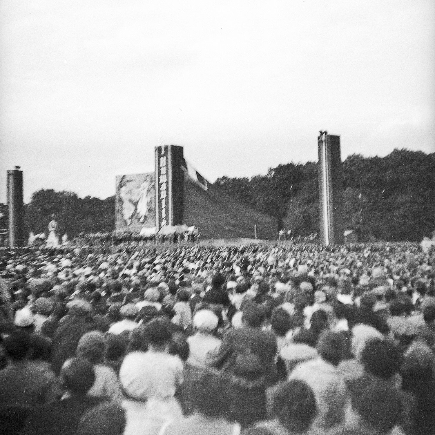La grande scène où ont lieu les spectacles et les discours de la fête de l'Humanité en 1938.
