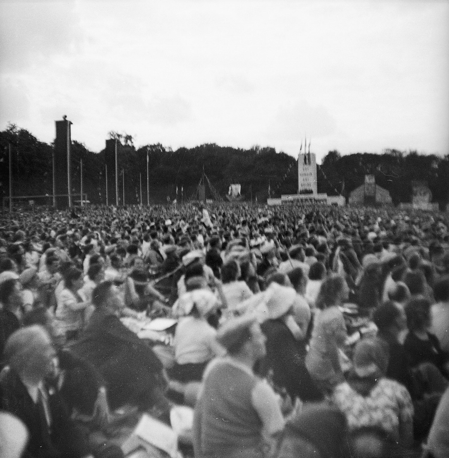 La foule et, à l'arrière-plan, le stand du Secours Populaire.