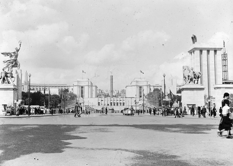 Vue large sur le Palais de Chaillot, le Monument de la Paix et, ironie, les Palais de l'Allemagne nazie et de l'Union soviétique.