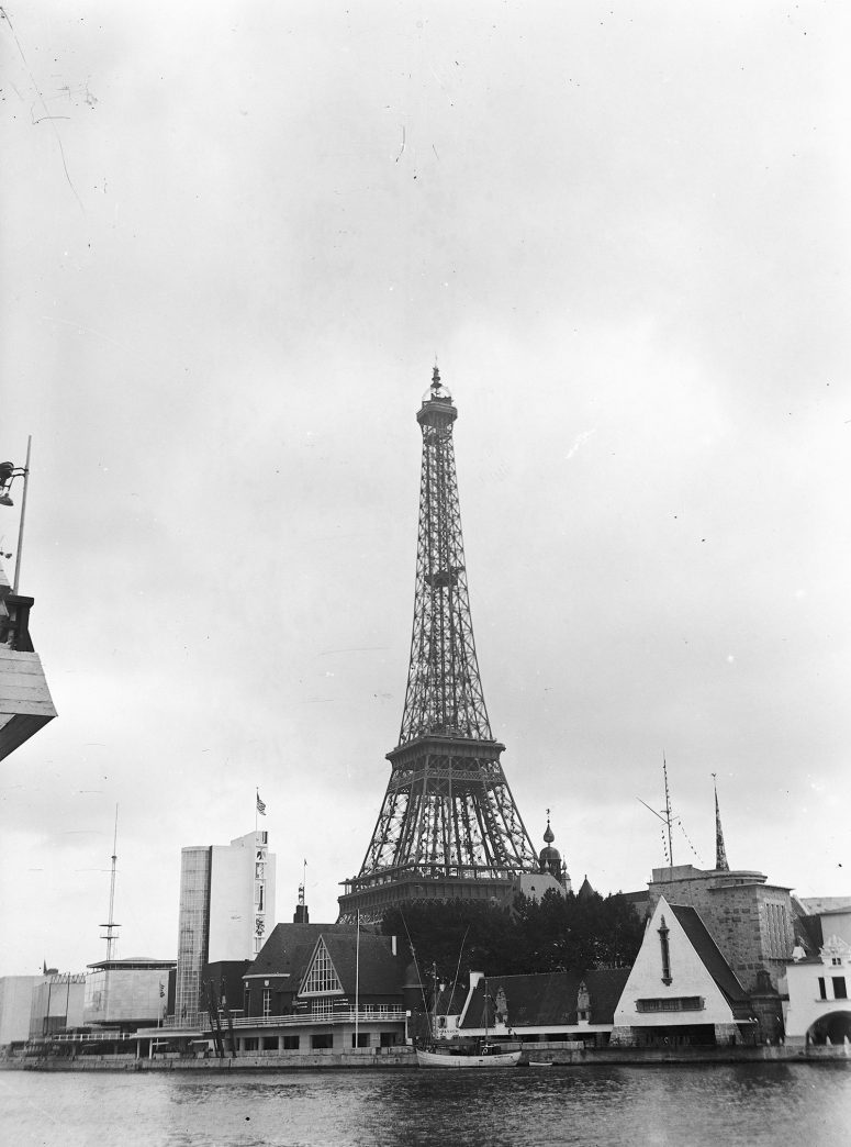 Quelques pavillons du centre régional, la Normandie, la Bretagne, et la Tour Eiffel