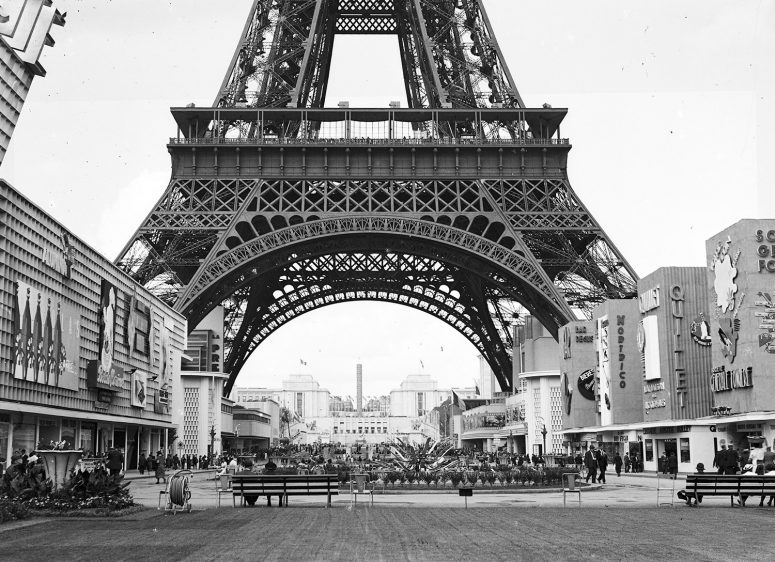 Nortrico, Quillet, Société générale foncière et autres pavillons réclames face au Pavillon de la Publicité au pied de la Tour Eiffel