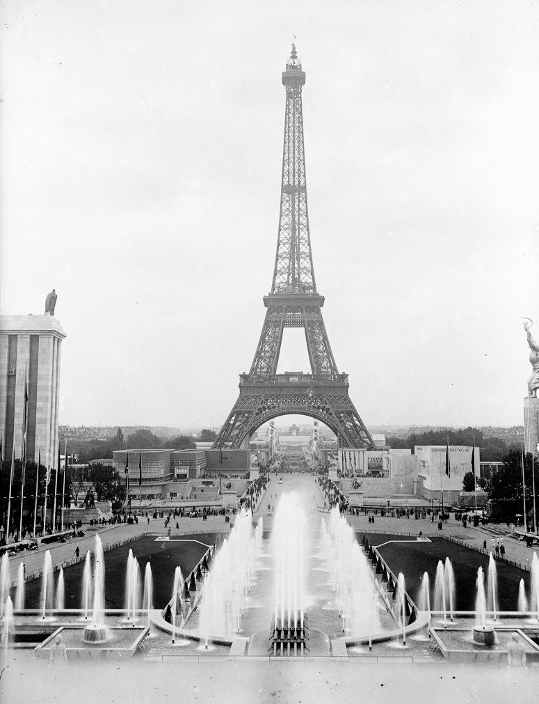 La traditionnelle vue depuis le Palais de Chaillot, les jardins et fontaines, les pavillons de l'Allemagne et de l'URSS, la Tour Eiffel